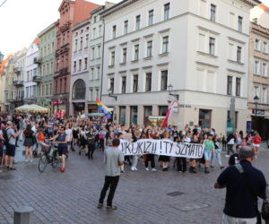 Torunianie protestują przeciwko przegłosowaniu Lex TVN