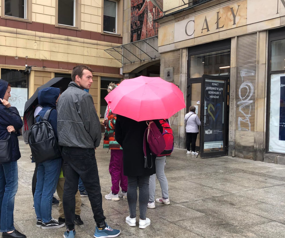 Kolejka przed Punktem Pomocy Humanitarnej na Nowym Świecie