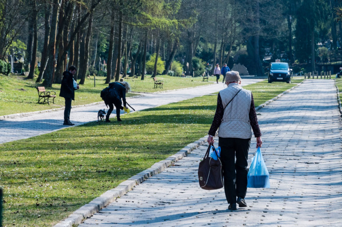 Koronawirus w Trójmieście. Zamiast po parku, plaży czy lesie ludzie spacerują po cmentarzach