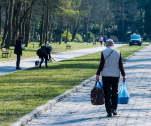 Koronawirus w Trójmieście. Zamiast po parku, plaży czy lesie ludzie spacerują po cmentarzach
