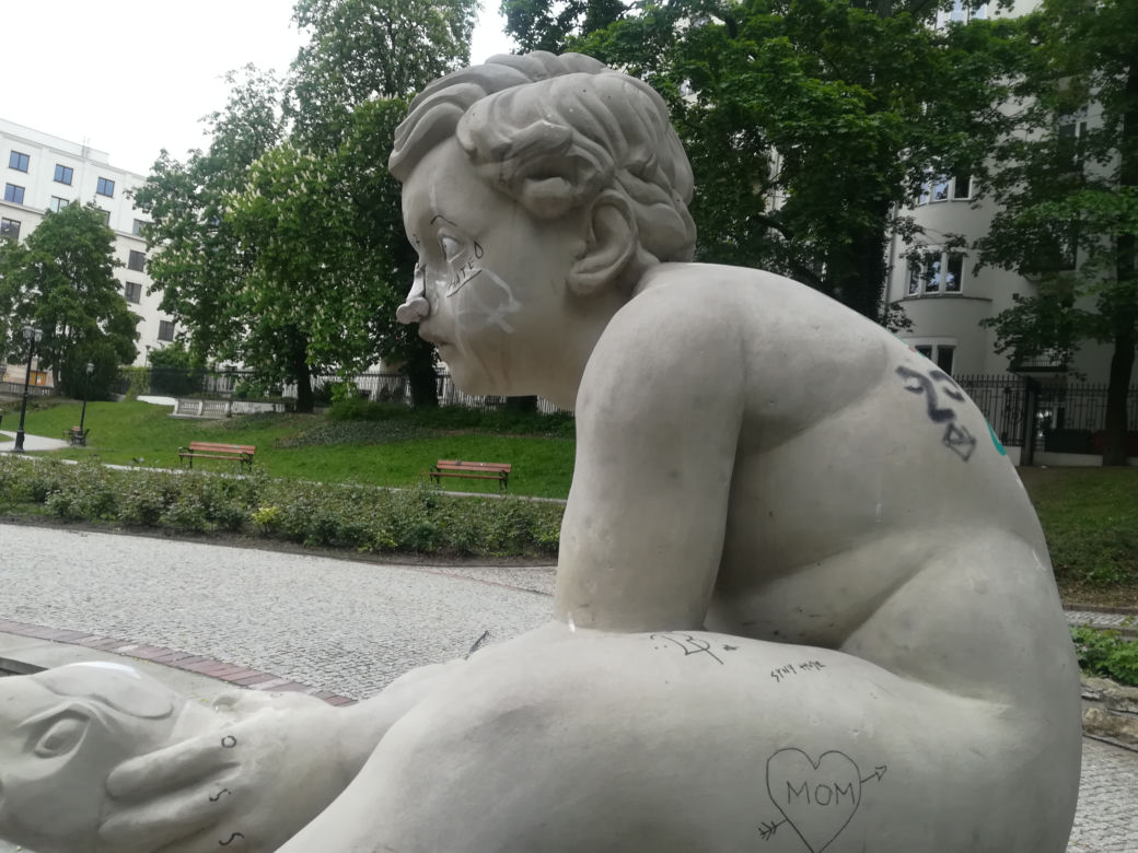 Nastolatka zniszczyła rzeźbę młotkiem
