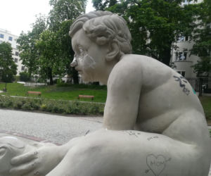 Nastolatka zniszczyła rzeźbę młotkiem