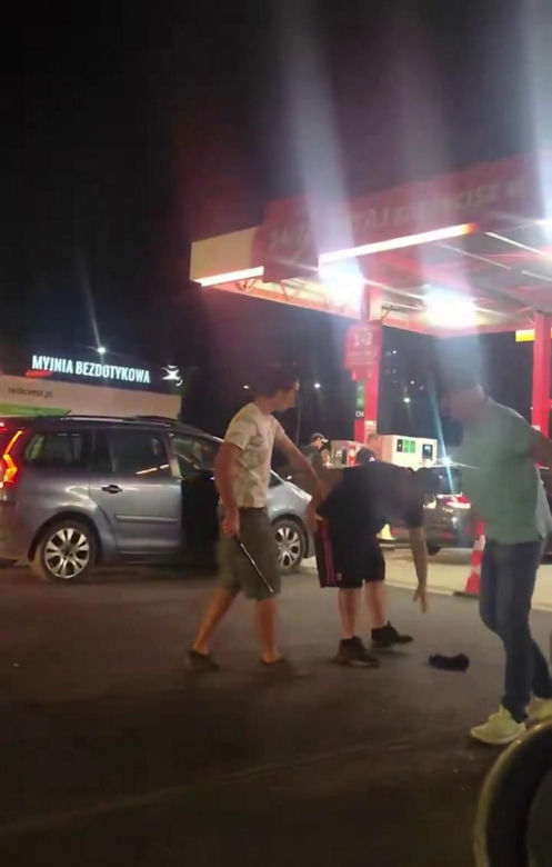 Wepchnął się w kolejkę do tankowania. Chwilę później wybuchła bójka