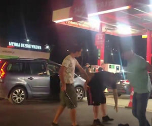 Wepchnął się w kolejkę do tankowania. Chwilę później wybuchła bójka