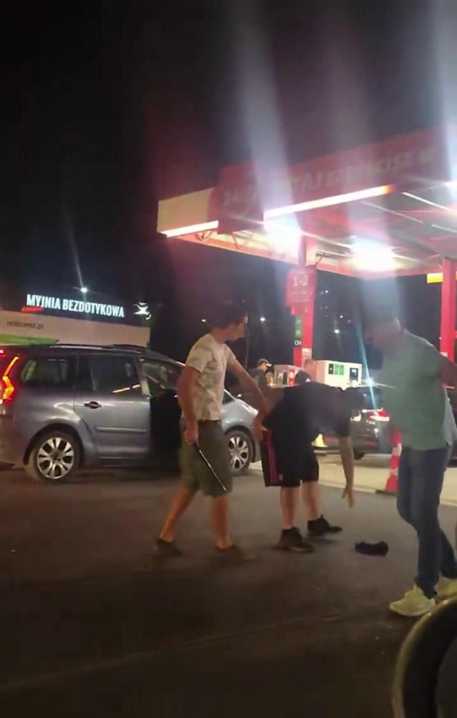 Wepchnął się w kolejkę do tankowania. Chwilę później wybuchła bójka
