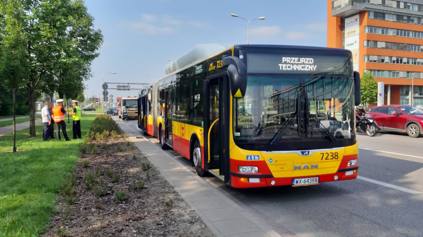 Ciężarówka zmasakrowała autobus miejski. Makabra na drodze w Warszawie!
