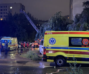 Dramatyczna akcja służb w Warszawie. Mężczyzna po 19 godzinach zszedł z parapetu