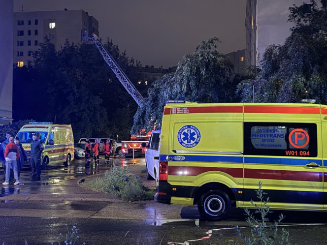 Dramatyczna akcja służb w Warszawie. Mężczyzna po 19 godzinach zszedł z parapetu