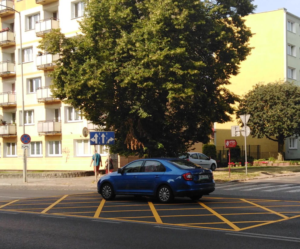 Yellow box na skrzyżowaniu ulic Matejki i Bazarowej w Szczecinie