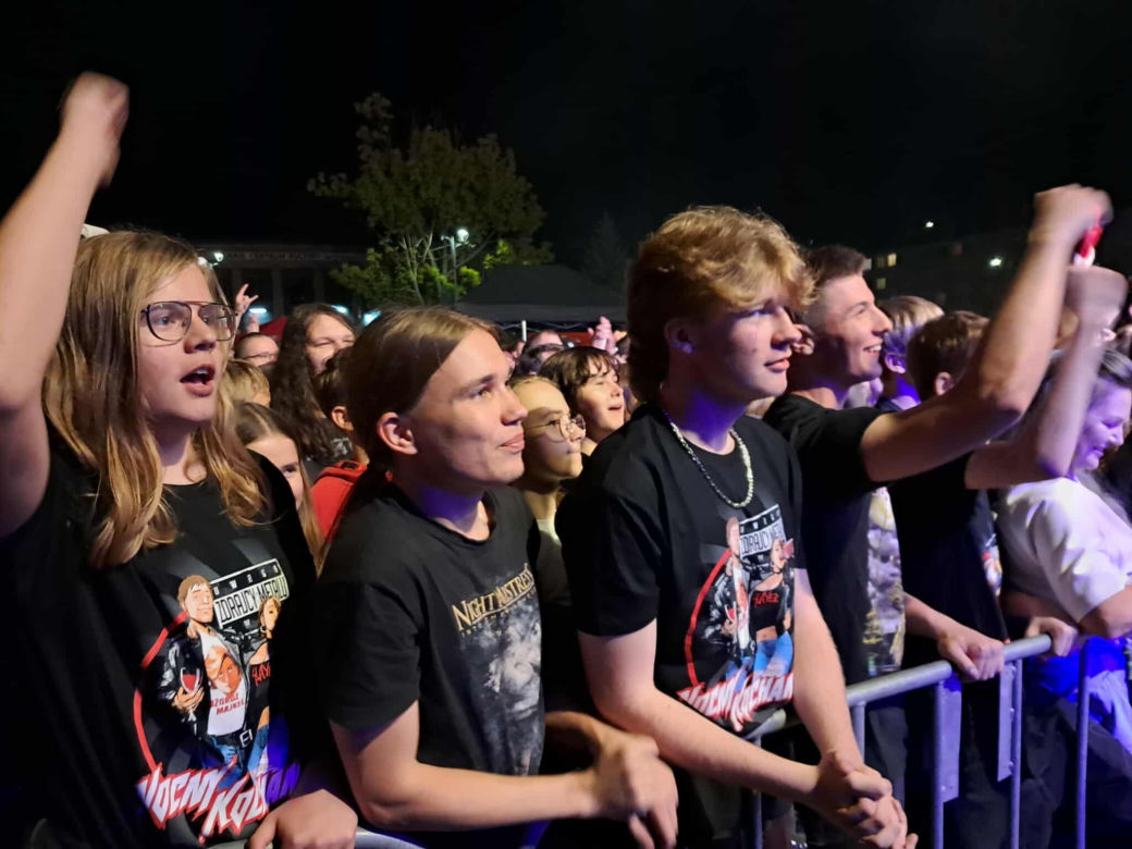 Posadzili drzewa, a następnie dali gorący koncert. Finał akcji zespołu Nocny Kochanek w Skarżysku