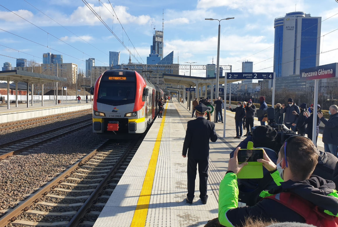 Po 24 latach PKP znowu jeździ Warszawą Główną
