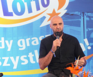Ponad 7 mln zł dla lokalnych projektów. Na Służewcu wręczono czeki laureatom programu „Sportowo Kulturalnie Lokalnie”.