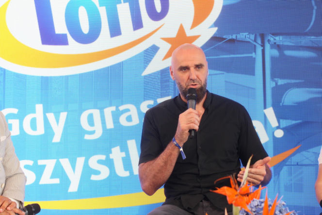 Ponad 7 mln zł dla lokalnych projektów. Na Służewcu wręczono czeki laureatom programu „Sportowo Kulturalnie Lokalnie”.