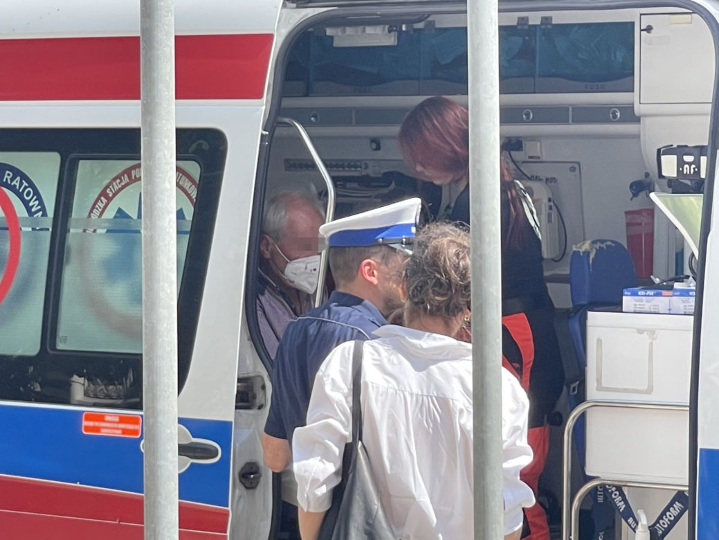 Po chodniku pociekła krew. Rozpędzony rowerzysta staranował emeryta. Tragedia w Al. Solidarności