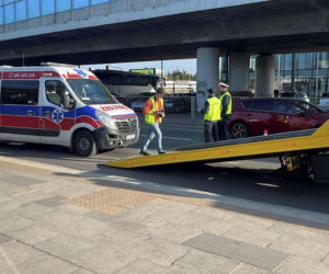 Ładował zepsutą karetkę na lawetę, urwał się uchwyt. Pojazd się stoczył do tyłu i przygniótł laweciarza do autobusu miejskiego. Mężczyzna walczy o życie