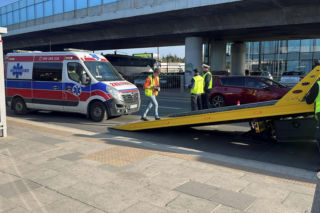 Ładował zepsutą karetkę na lawetę, urwał się uchwyt. Pojazd się stoczył do tyłu i przygniótł laweciarza do autobusu miejskiego. Mężczyzna walczy o życie