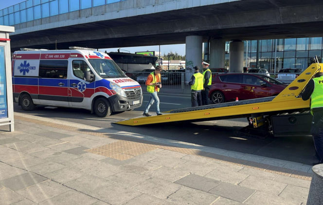 Ładował zepsutą karetkę na lawetę, został przygnieciony