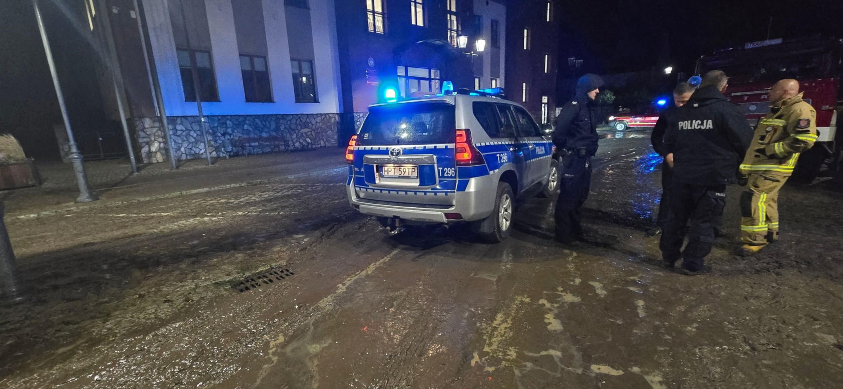 Zalane ulice, woda w budynkach. Dramatyczna sytuacja w Suchaczu i Tolkmicku