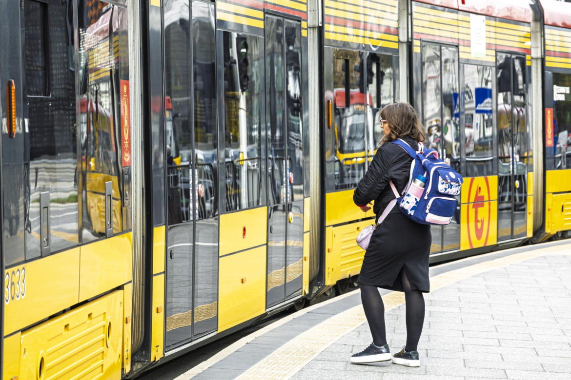Jachira maluje się w tramwaju