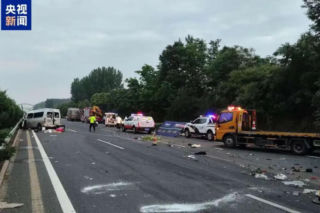 Przepełniony minibus wjechał w ciężarówkę! 13 osób nie żyje