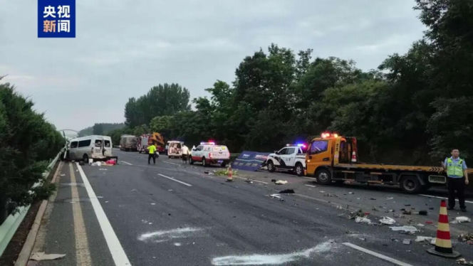 Przepełniony minibus wjechał w ciężarówkę! 13 osób nie żyje