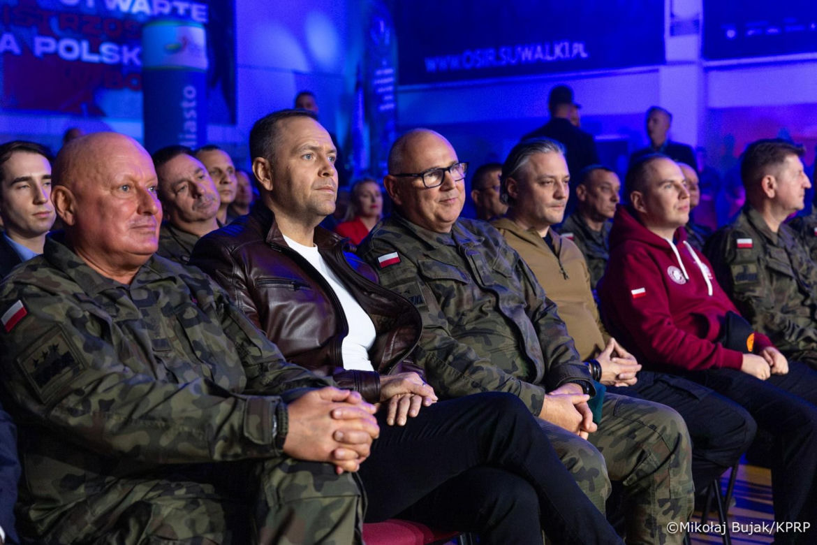 Karol Nawrocki w skórze na gali boksu
