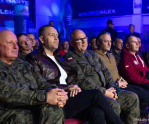 Karol Nawrocki w skórze na gali boksu