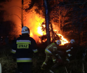 Sokólscy policjanci zatrzymali 50-latka podejrzanego o podpalenie 70 bel słomy na terenie gminy Suchowola