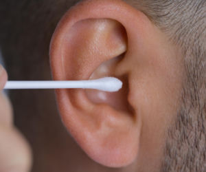 Kaszel przy czyszczeniu uszu to nie przypadek. Neurolodzy wskazują ukrytą przyczynę