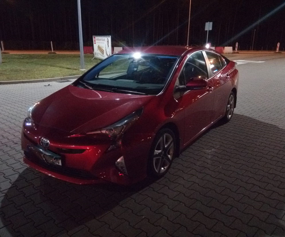 Złodzieje się nie postarali. Kierowca kradzionej Toyoty Prius trafił w ręce policji