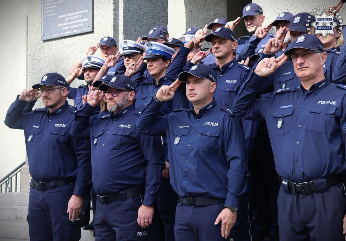 Pogrzeb zastrzelonego policjanta Natana Sieronia. Dźwięk syren było słychać w całej Polsce. Trudno powstrzymać emocje