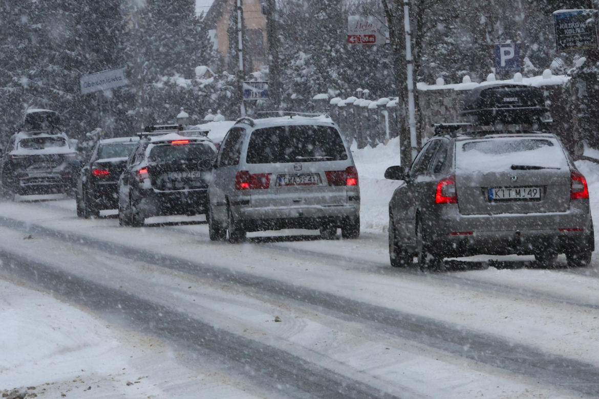 Zakopane pod śniegiem. Miasto ma problem z opadami