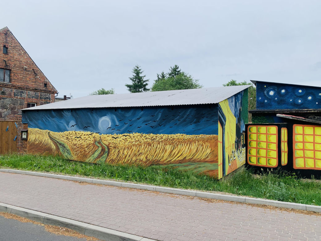 Kolorowe domy inspirowane twórczością Vincenta van Gogha zamieniły wieś liczącą zaledwie stu mieszkańców w prawdziwą atrakcję turystyczną