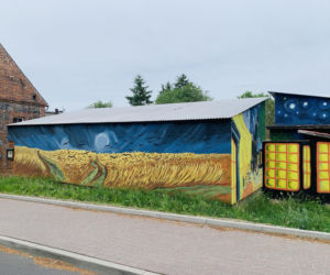 Kolorowe domy inspirowane twórczością Vincenta van Gogha zamieniły wieś liczącą zaledwie stu mieszkańców w prawdziwą atrakcję turystyczną