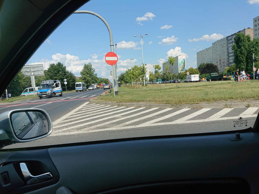Płonący radiowóz na Szosie Lubickiej w Toruniu! [ZDJĘCIA]