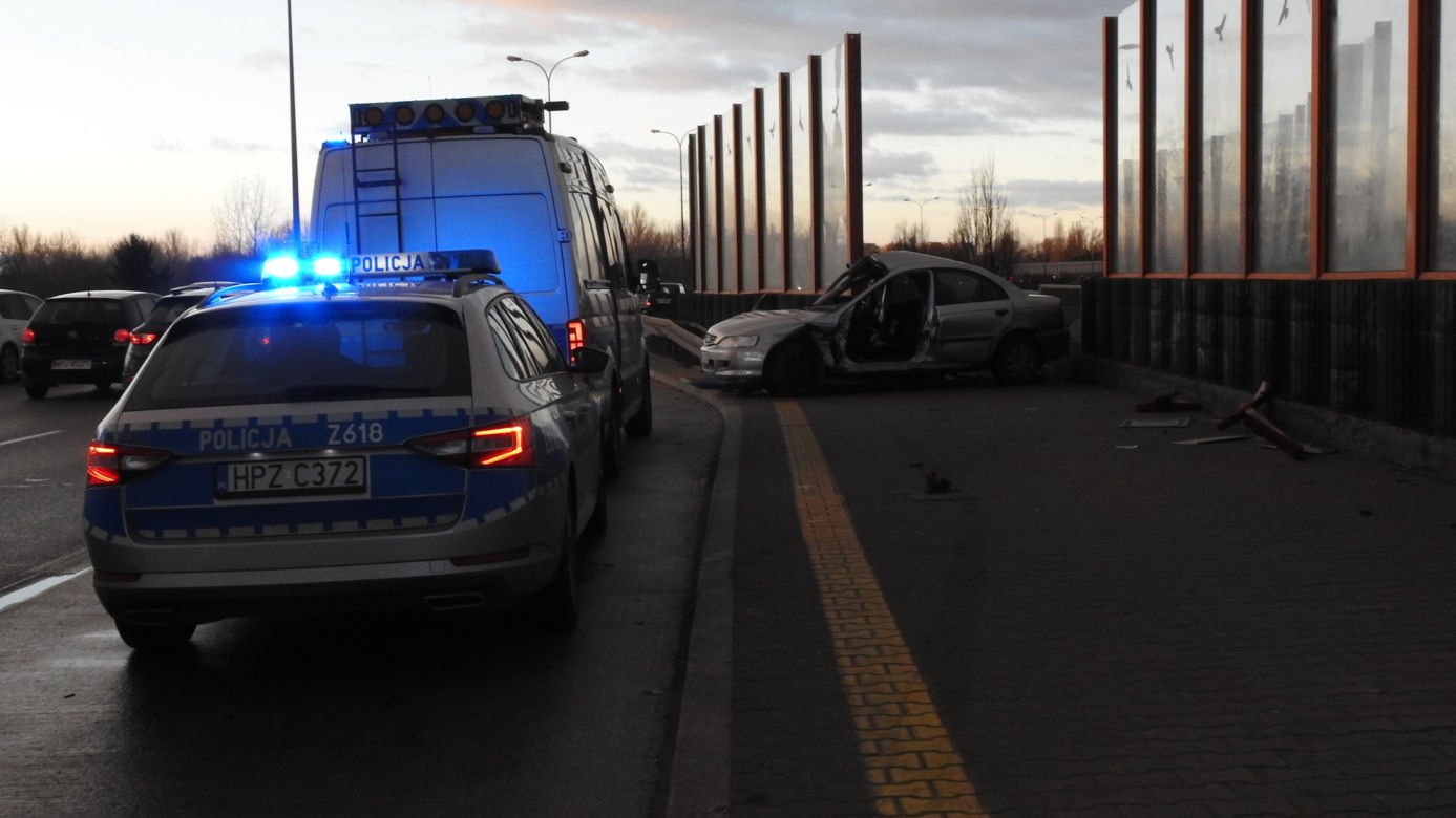 Honda uderzyła w barierę, auto niemal przecięło na pół