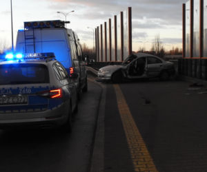 Honda uderzyła w barierę, auto niemal przecięło na pół