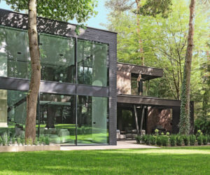 Malownicza parcela była wyzwaniem projektowym. Drzewa i duży spadek terenu przesądziły o tym, jaki jest dom