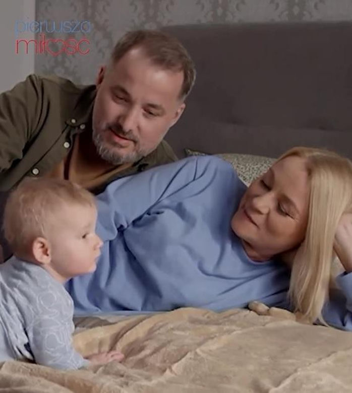 Pierwsza miłość. Emilka (Anna Ilczuk), Bartek (Rafał Kwietniewski), ich syn Norbert