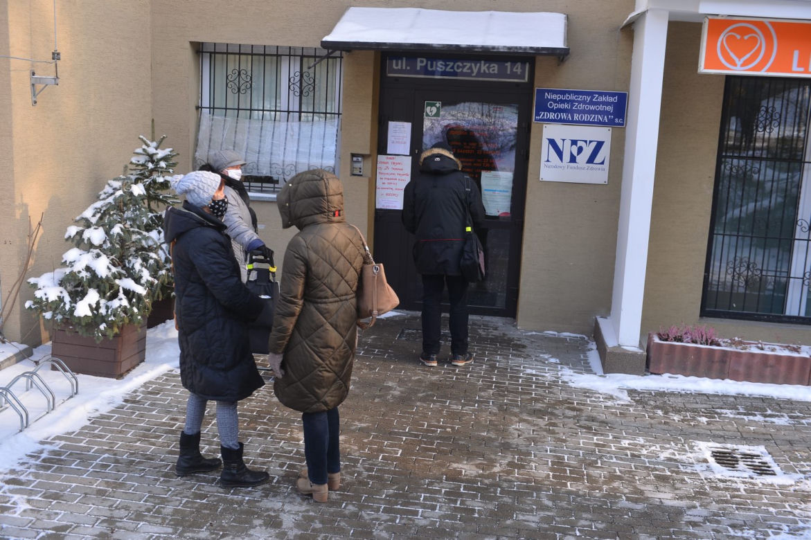 Marzną na siarczystym mrozie żeby zapisać się na szczepienie