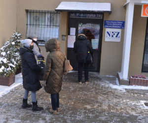 Marzną na siarczystym mrozie żeby zapisać się na szczepienie