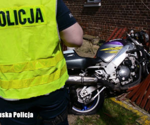 25-letni motocyklista potrącił policjanta, po czym sam rozbił się na płocie