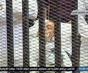 Egipt, proces byłego prezydenta: Mubarak przed sądem na noszach i w klatce - ZDJĘCIA