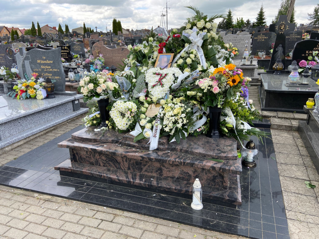 Pogrzeb Karoliny z Gocławia. Grób 23-latki utonął w kwiatach