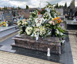Pogrzeb Karoliny z Gocławia. Grób 23-latki utonął w kwiatach