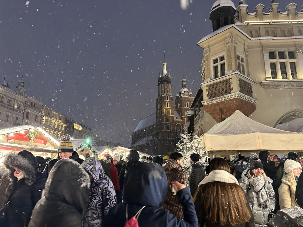 Choinka rozbłysła na Rynku Głównym. Tak wygląda Kraków w zimowej scenerii! 