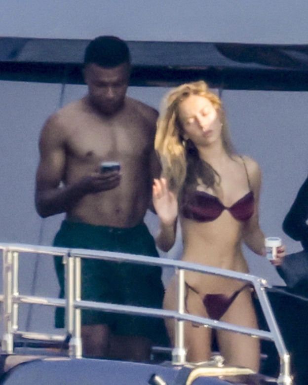 Kylian Mbappe z aktorką Ester Exposito na wakacjach na Sardynii