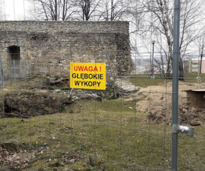 Prace archeologiczne przy ruinach zamku