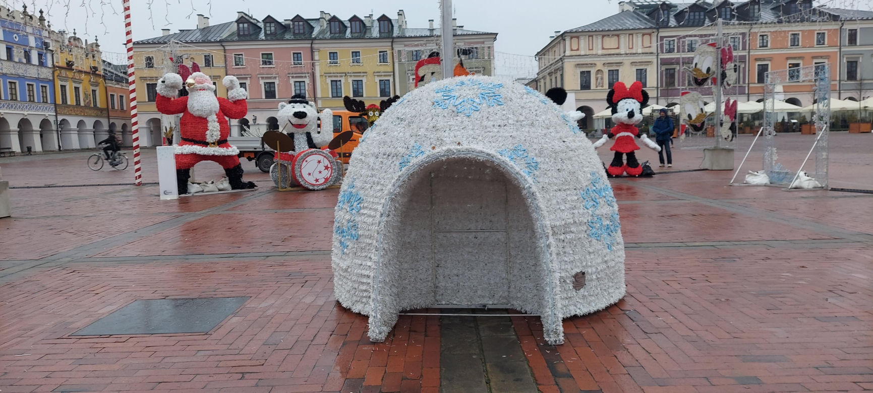 Bajkowa instalacja przed zamojski ratuszem