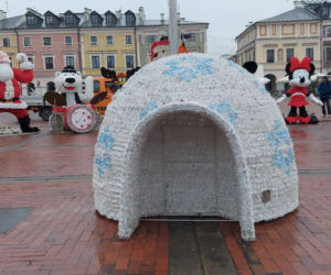 Bajkowa instalacja przed zamojski ratuszem